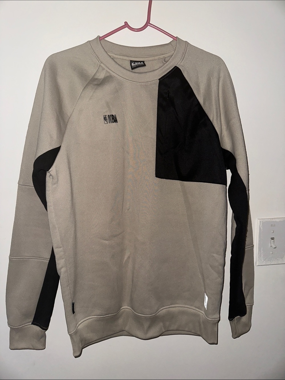 NBA Men's Crewneck Sweatshirt in Taupe and Black Small
